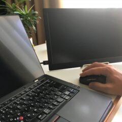 デュアルディスプレイとは？自宅用とモバイル用の2つを常用する経営コンサルタントが解説