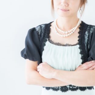 ドレスの脇汗対策7選！汗染みや気になるニオイを抑える方法を解説