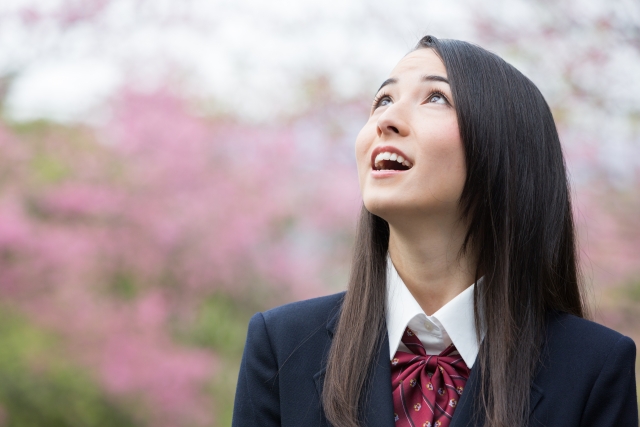 桜を眺める女子高生