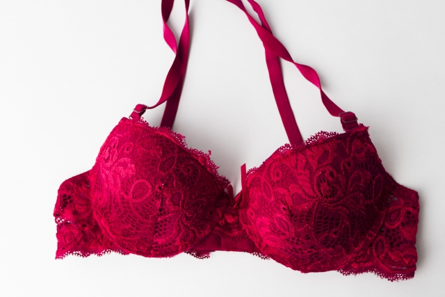 赤い色のブラジャー