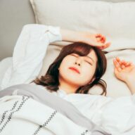 仰向けで胸がなくなる原因とは？胸が流れないようにする対策を解説