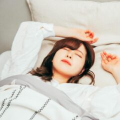 仰向けで胸がなくなる原因とは？胸が流れないようにする対策を解説