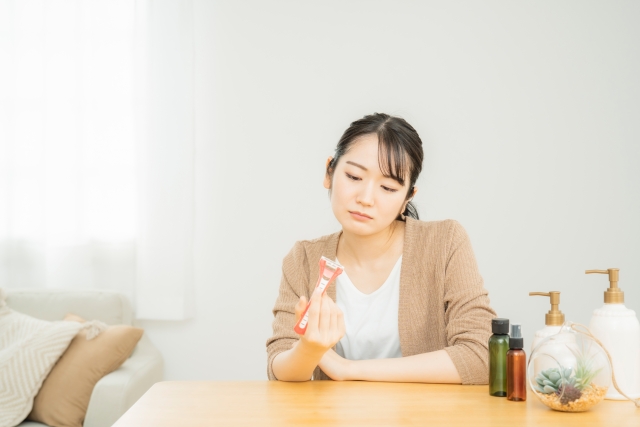 VIO脱毛の事前処理をどこまでやるべきか悩む女性のイメージ