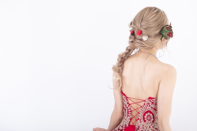 背中あきドレスをキレイに着こなすモデル