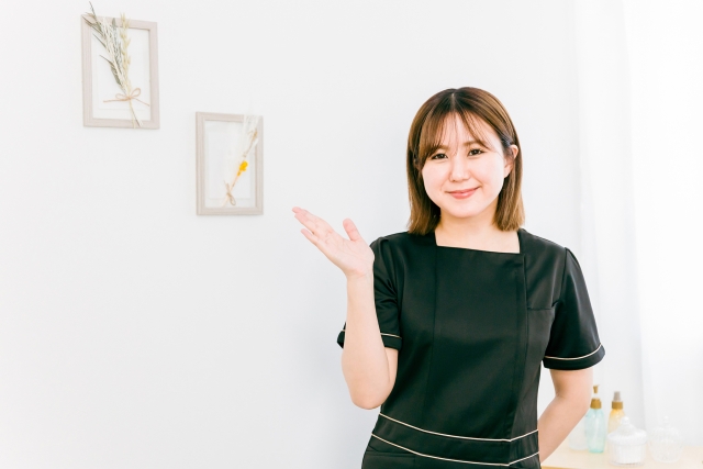 ハイジニーナ脱毛とVIO脱毛について説明するサロンスタッフ
