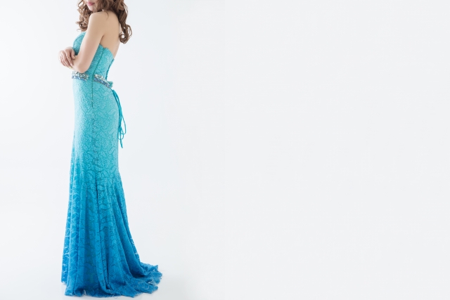 キャバドレスを大人っぽく着こなす女性のイメージ