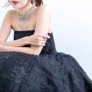 ドレスのブラ紐問題を解決!隠し方やキレイに着こなすポイントを解説