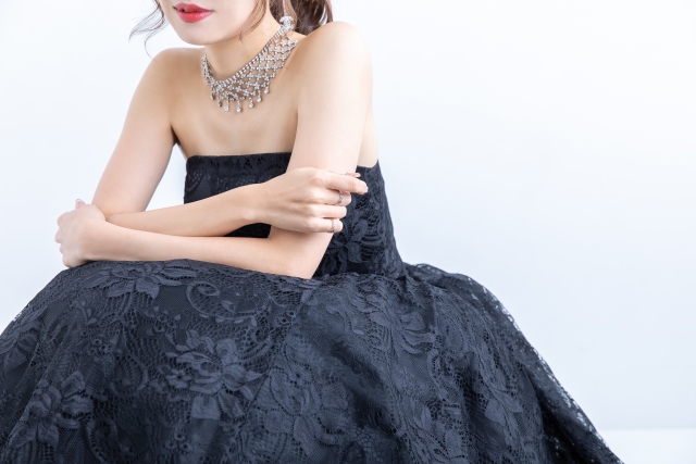 ブラ紐の上手な隠し方をしたドレス姿の女性