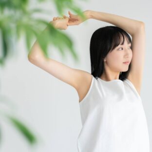 ブラジャーの肩紐が見える服装とは?ブラ紐を隠す対策方法をご紹介