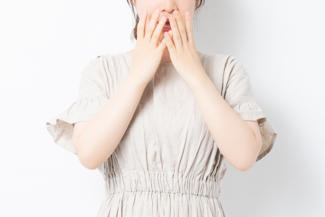 VIO脱毛は温泉で恥ずかしい思いすることに驚く女性のイメージ