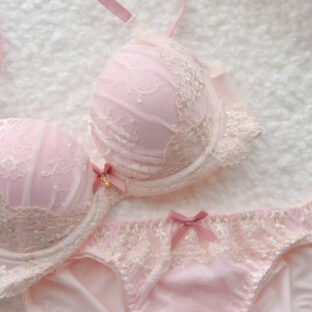 ブラジャーが透ける悩みを解決!原因や対策方法を詳しく解説します