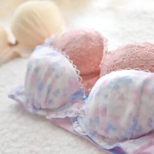 ブラジャーを買い替えるタイミングとは?替え時のサインも詳しく解説