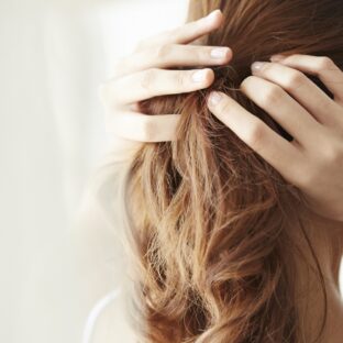 ポニーテールが自然にみえる!シールエクステで簡単アレンジを紹介
